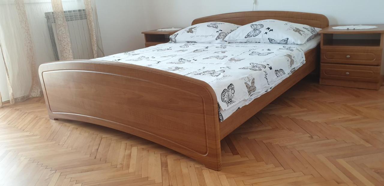 Anka Andreskic Lopar Bagian luar foto