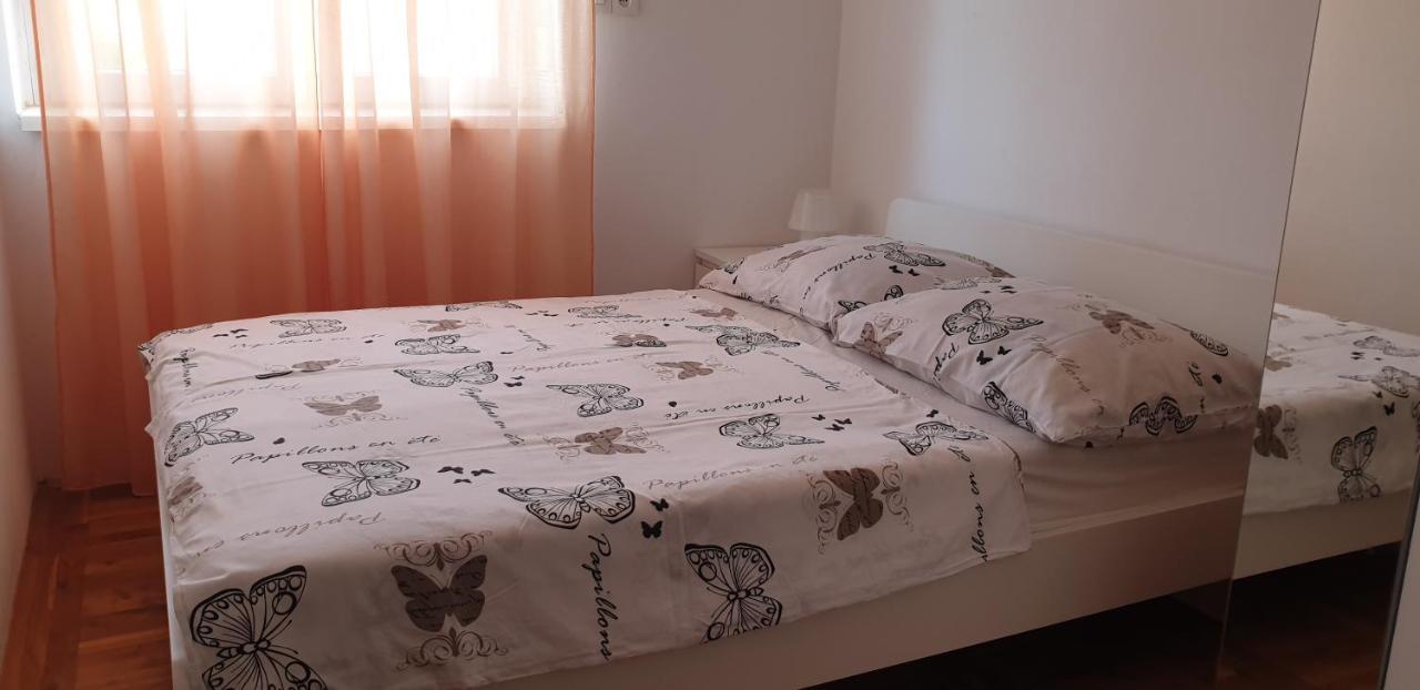 Anka Andreskic Lopar Bagian luar foto