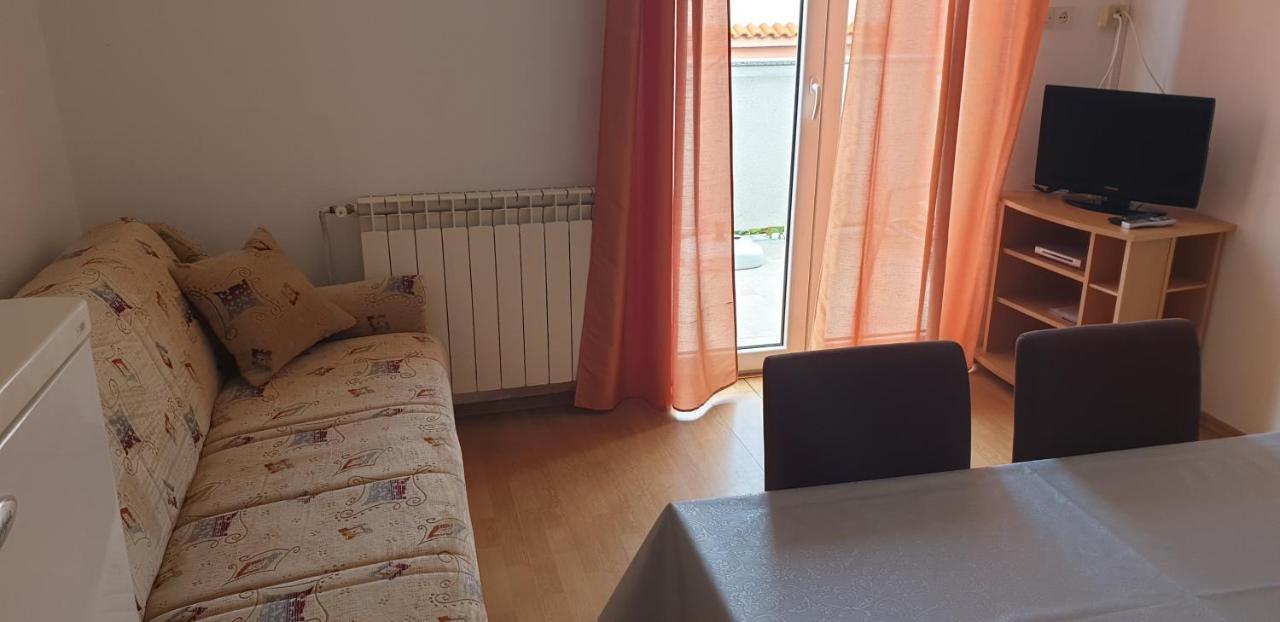 Anka Andreskic Lopar Bagian luar foto