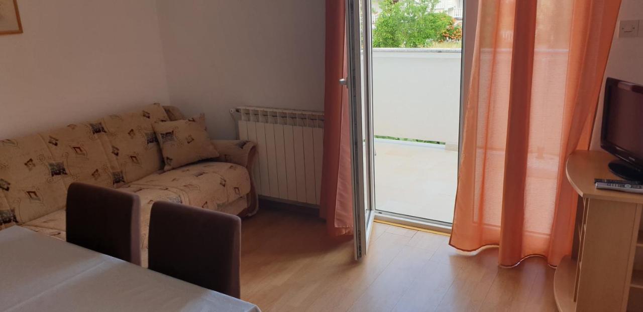 Anka Andreskic Lopar Bagian luar foto